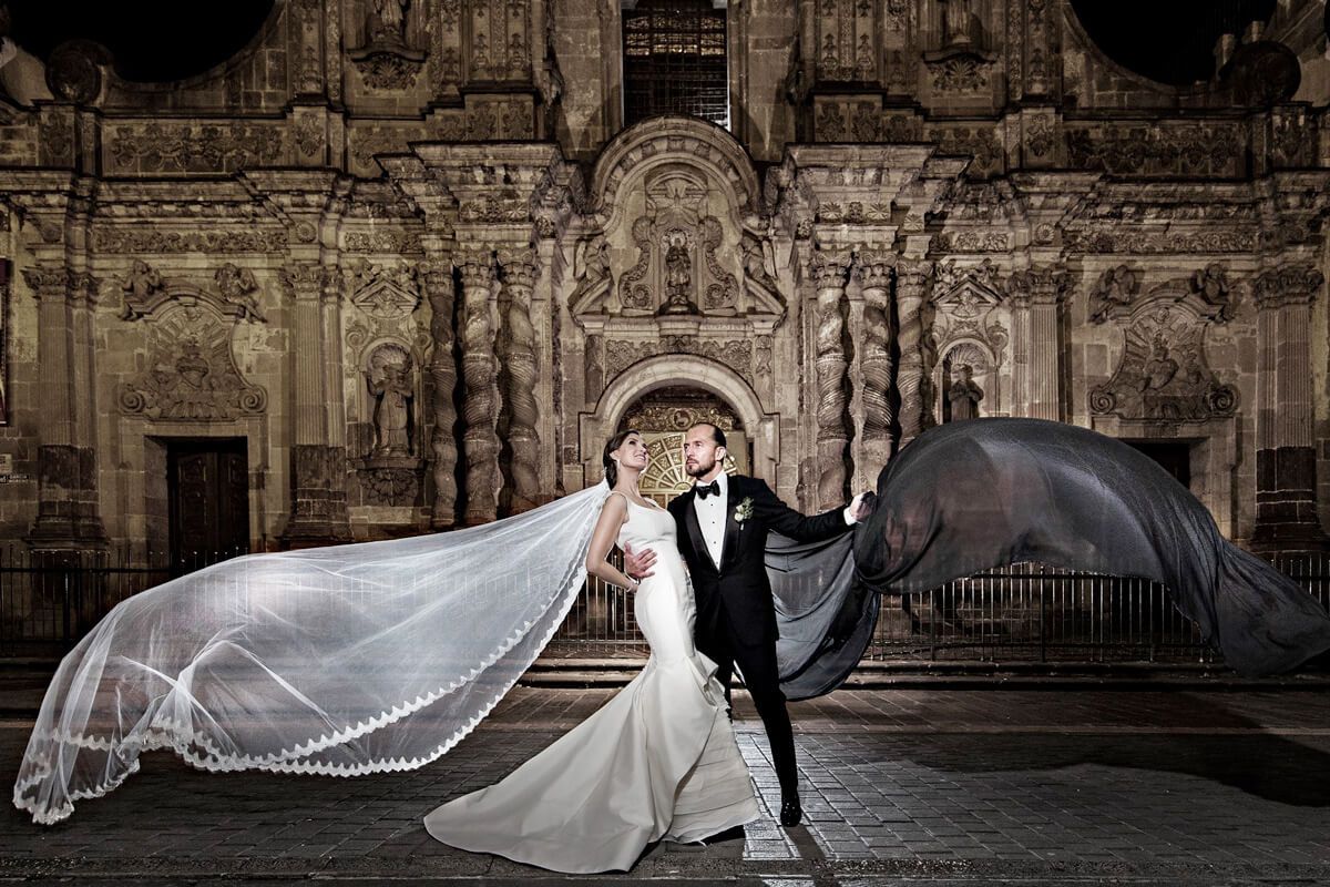 Couple in Quito's historic center with the veil in the wind